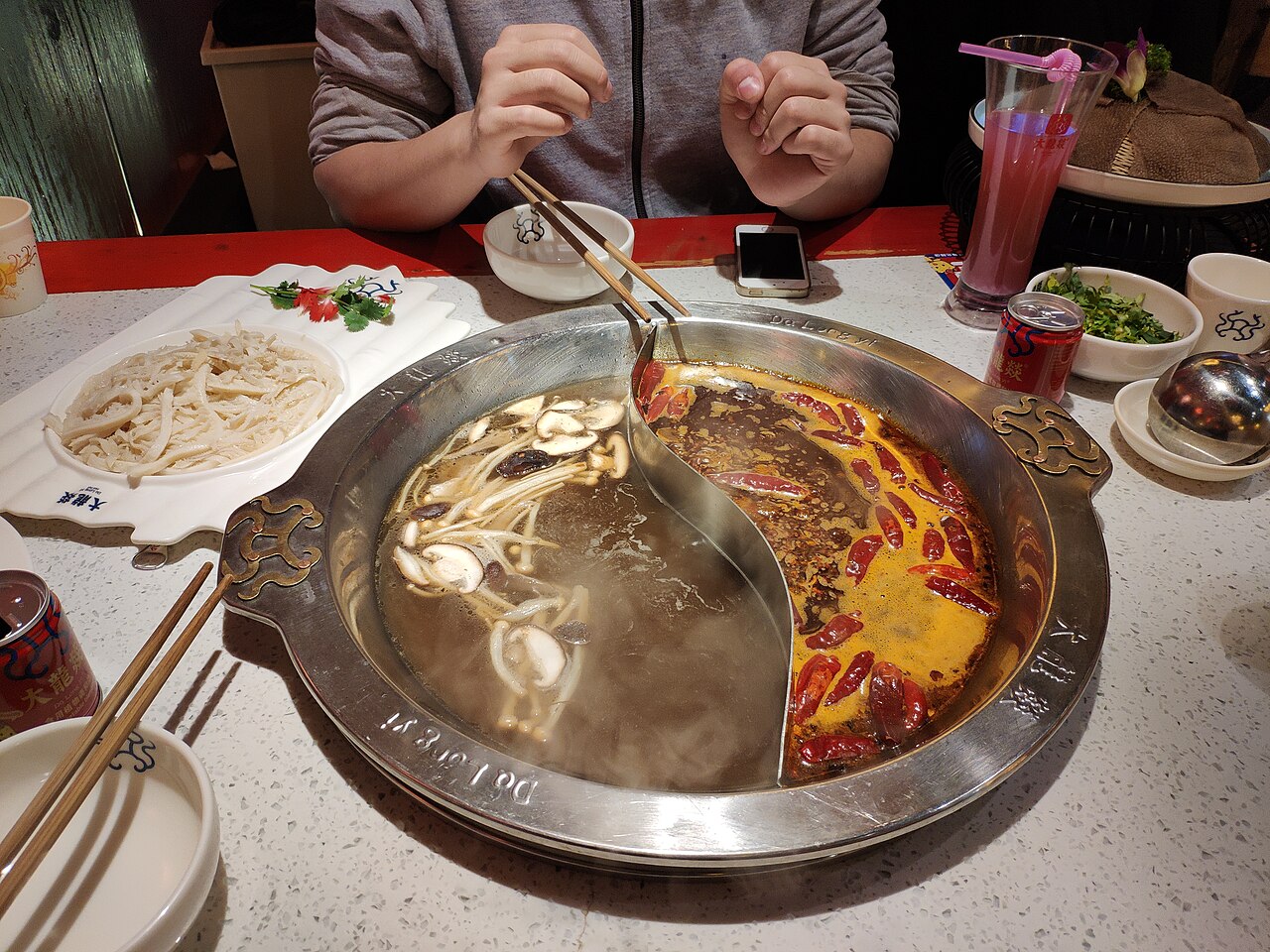成都鸳鸯火锅写实照片