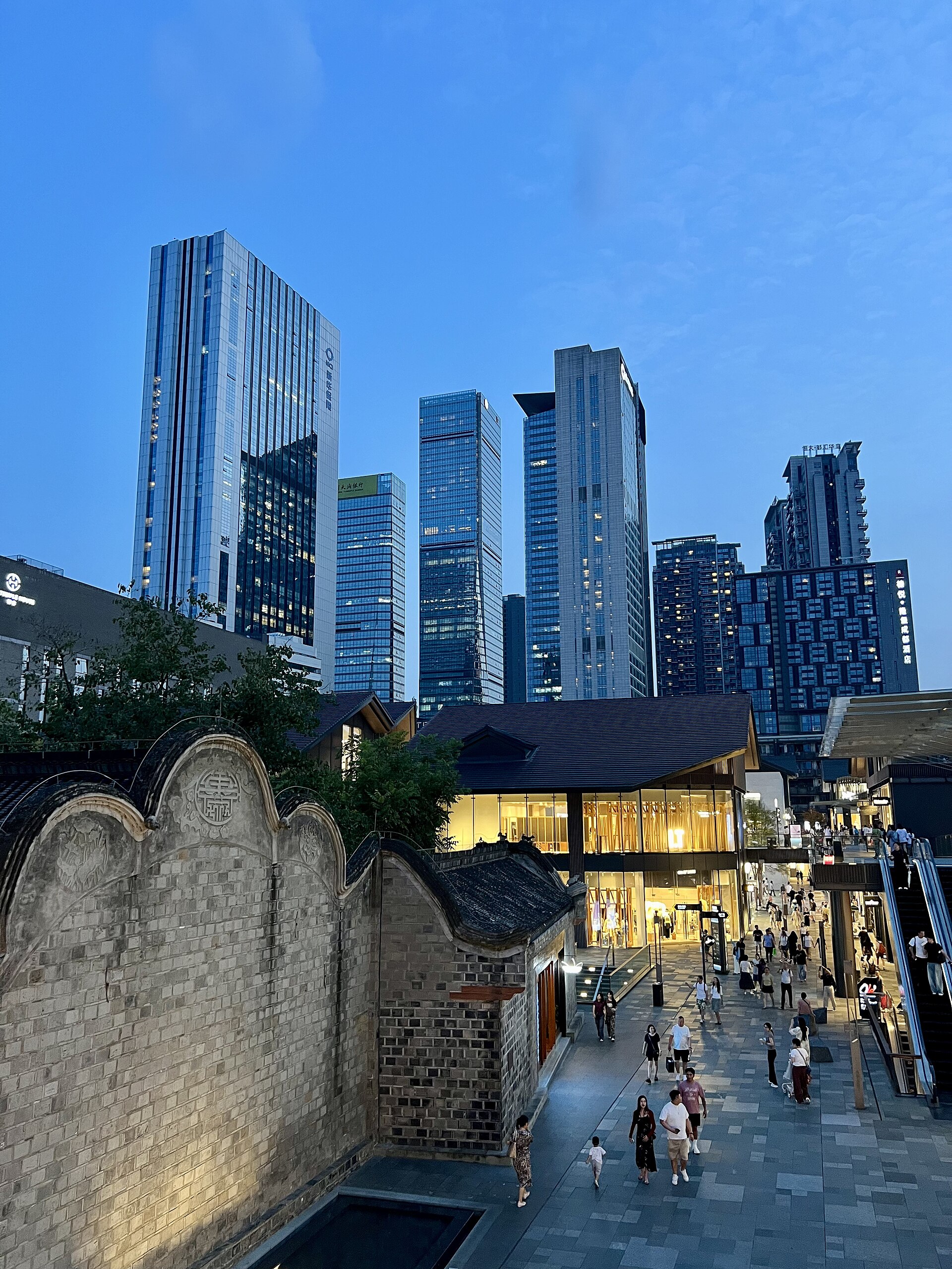 成都现代街区与传统建筑写实照片