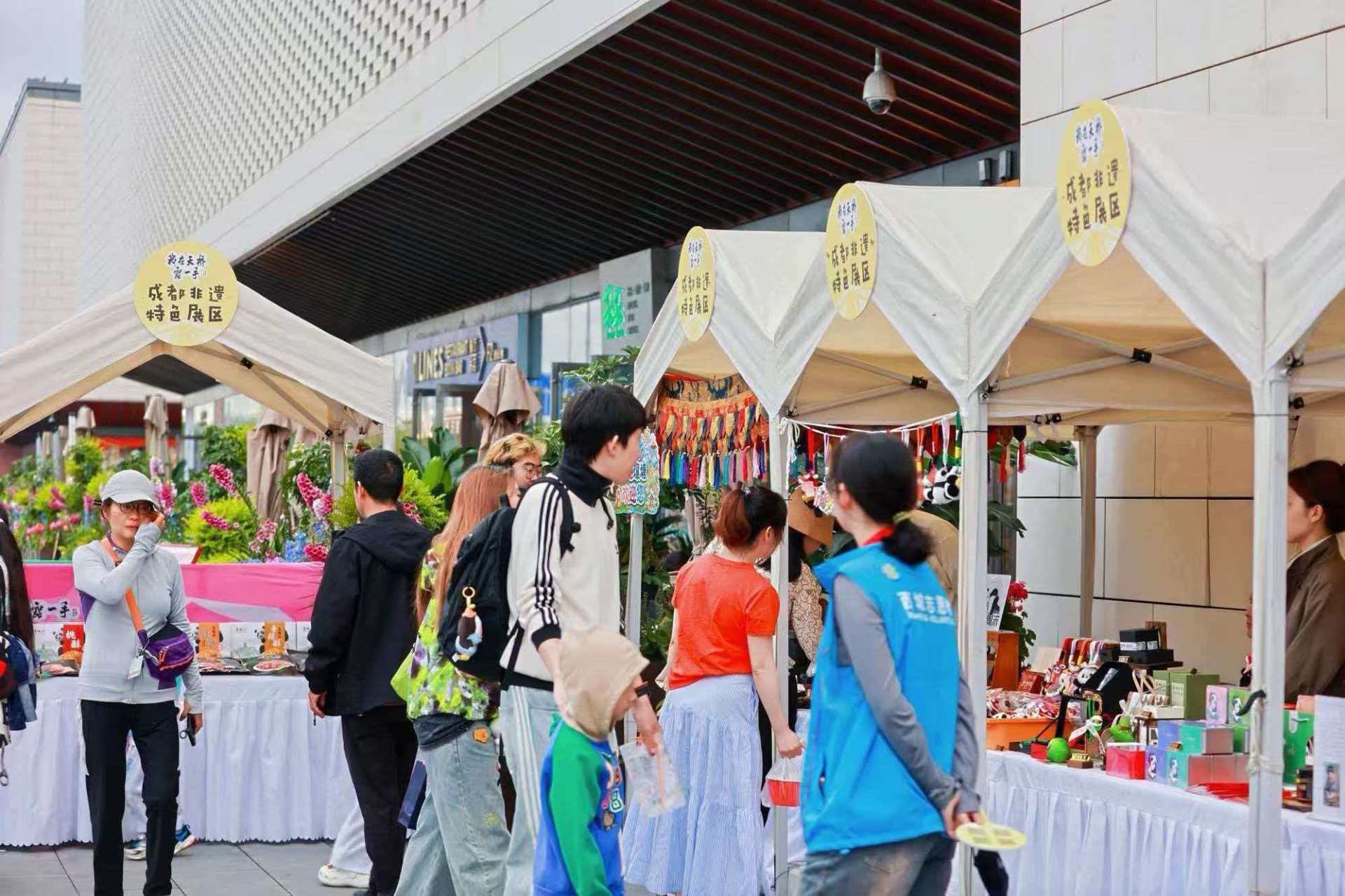 成都非遗夜市亮相北京,天府魅力惊艳京城 配图