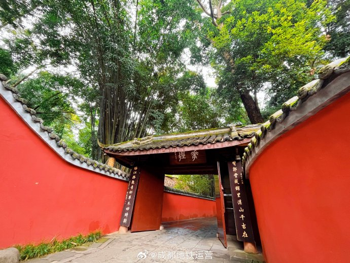 如何通过公共交通最便捷地抵达成都杜甫草堂博物馆？ 配图