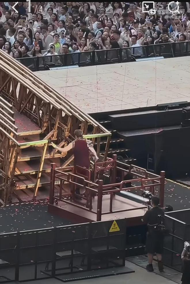 王力宏成都演唱会绊倒!耳朵伤口深又长,笑着坚持撑完3小时演出 配图