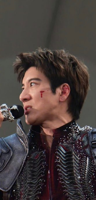 王力宏成都演唱会摔伤，带伤完成全场演出