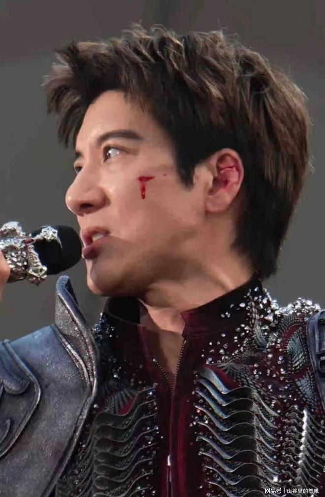 王力宏成都演唱会意外摔伤缝39针坚持演出感动全网 配图