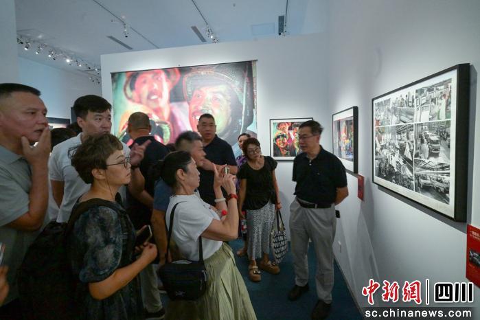 光影记录工业变迁 成都站巡展启幕 配图