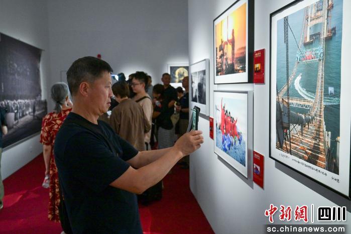 光影记录工业变迁 成都站巡展启幕 配图