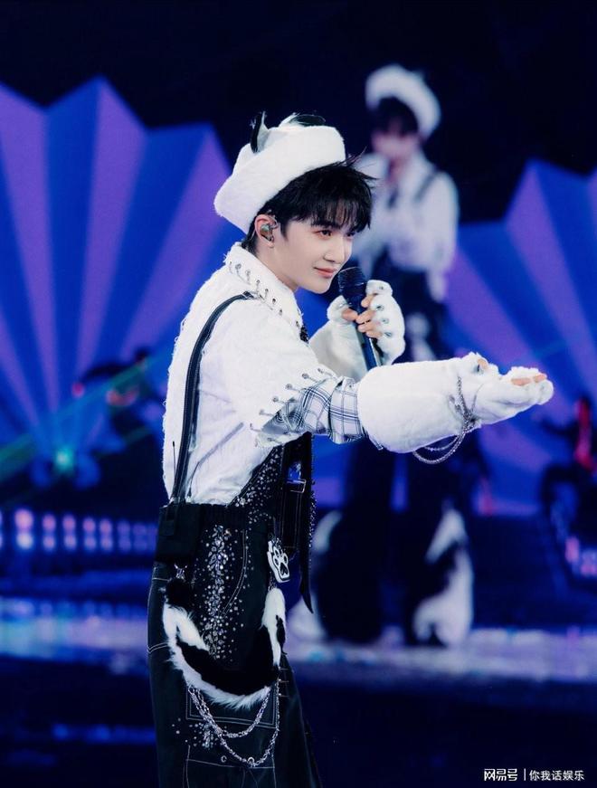 这才是周深成都演唱会最美好的结果！周深工作室发布九宫格演出照
