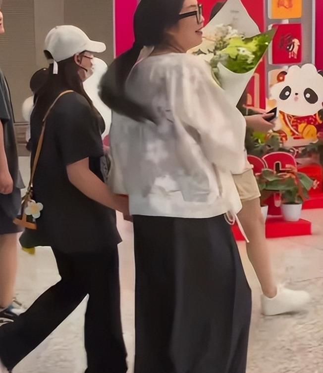 全红婵成都看黄子韬演唱会！暴瘦后白净纤细很娇小，2万LV包吸睛 配图