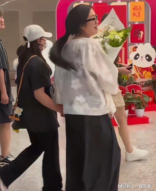 全红婵携两LV包现身成都博物馆，身材健壮脸显瘦 配图