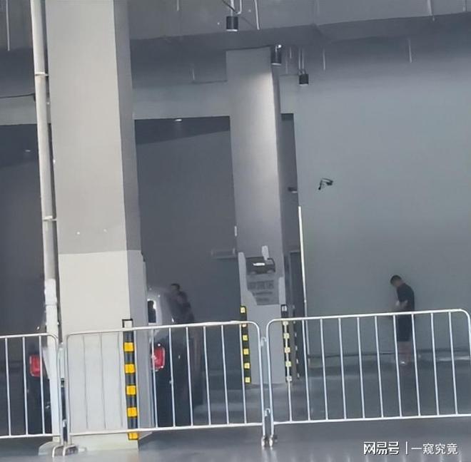 全红婵携两LV包现身成都博物馆，身材健壮脸显瘦 配图