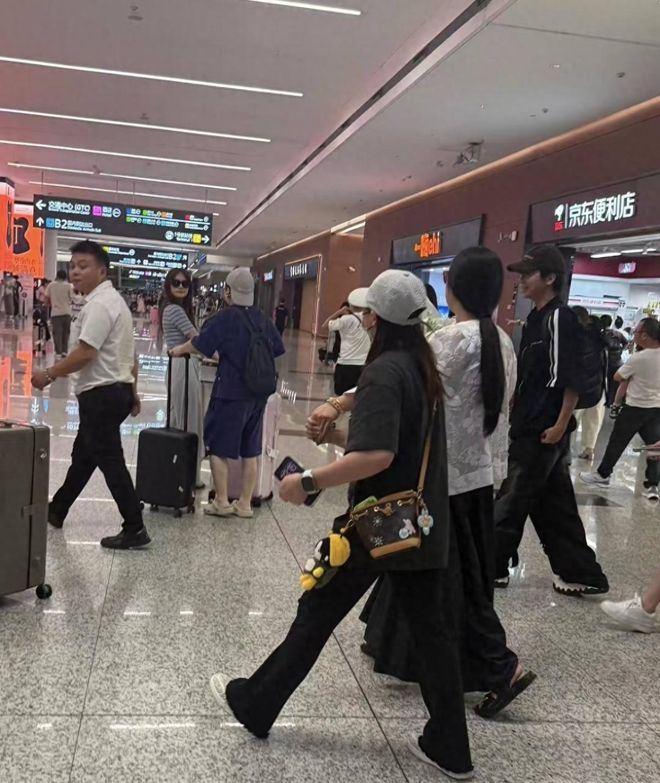 全红婵逛成都博物馆，穿长袖T恤背2W块LV包，又白又瘦、好甜美