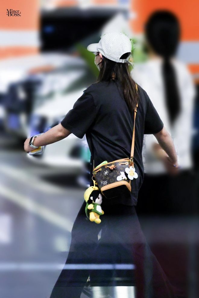 全红婵逛成都博物馆,穿长袖T恤背2W块LV包,又白又瘦、好甜美 配图