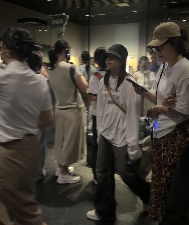 全红婵逛成都博物馆,穿长袖T恤背2W块LV包,又白又瘦、好甜美 配图