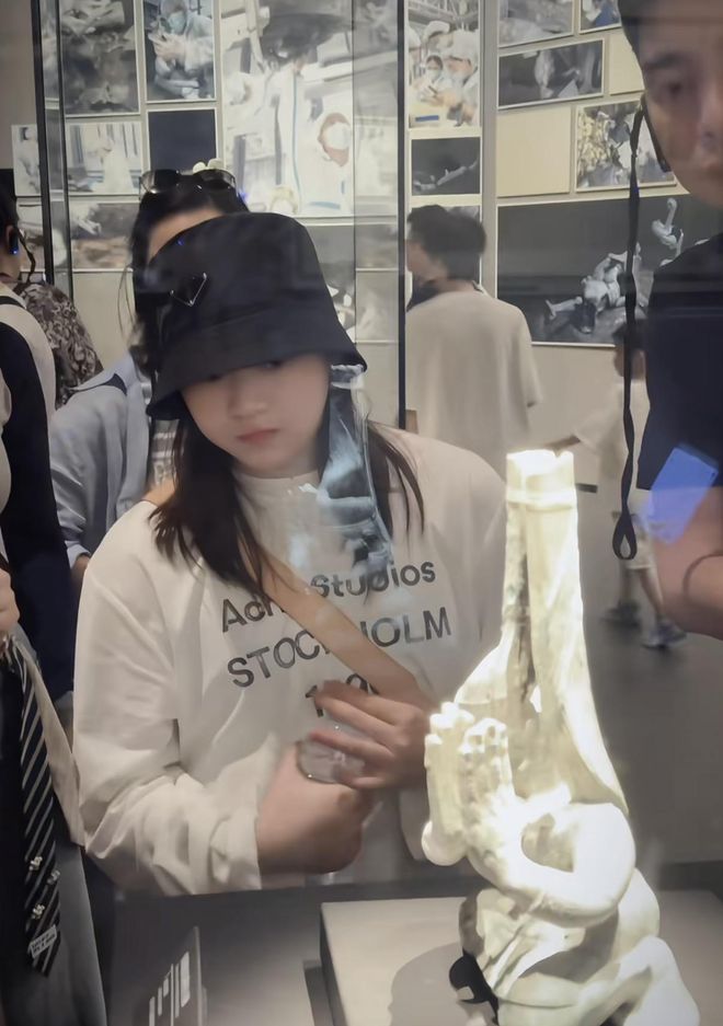 全红婵逛成都博物馆,穿长袖T恤背2W块LV包,又白又瘦、好甜美 配图