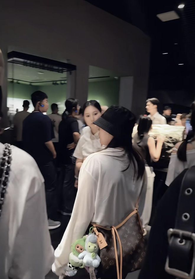 全红婵逛成都博物馆,穿长袖T恤背2W块LV包,又白又瘦、好甜美 配图