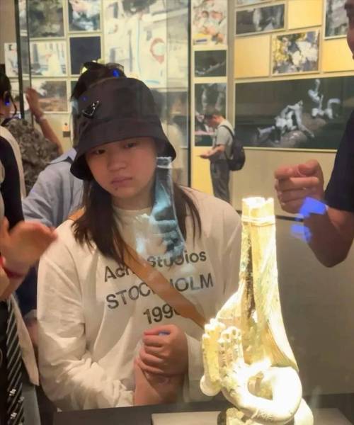 19岁全红婵逛成都博物馆被偶遇！随身带价值两万多的LV手袋，脸部消瘦体格健壮
