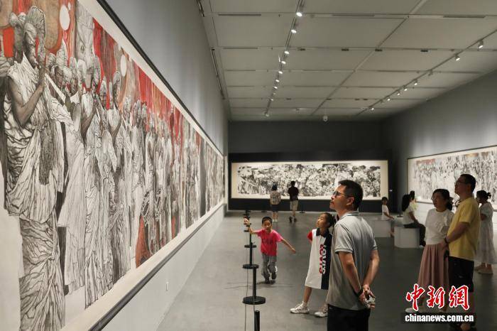 四川成都：“走出巴颜喀拉——李伯安艺术展”吸引参观者