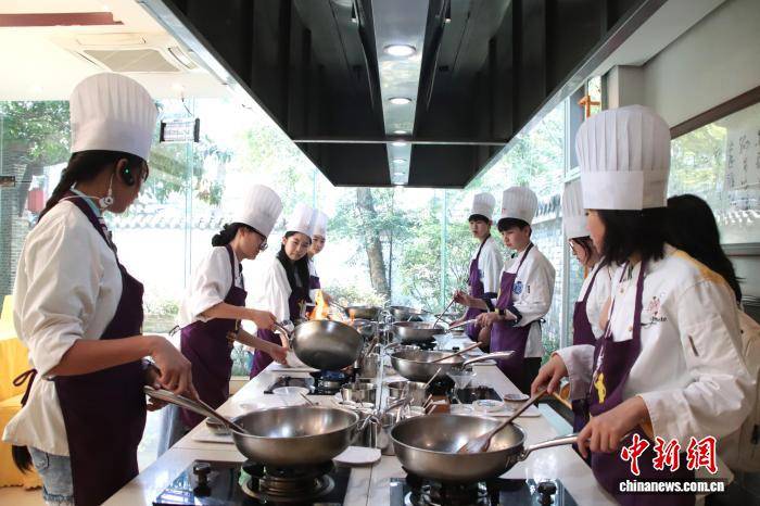 华裔小记者走进成都川菜博物馆 学做宫保鸡丁拼厨艺