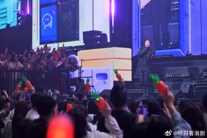 黎明成都演唱会的红萝卜灯是免费送的吗