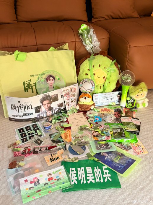 侯明昊成都演唱会伴手礼包含哪些物品？