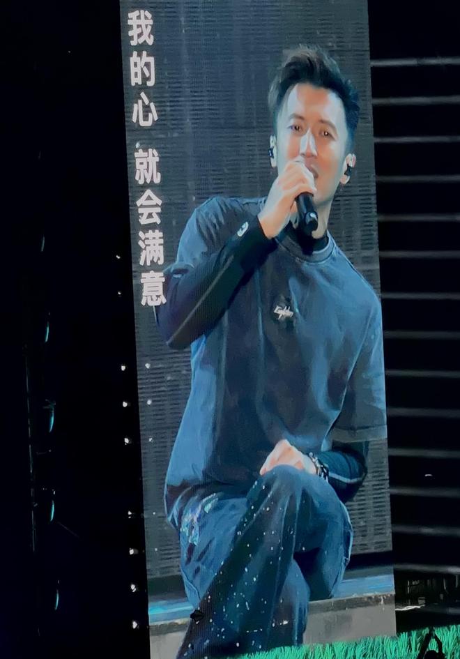 谢霆锋“进化演唱会”成都首场开唱,歌迷直言“等了20多年”