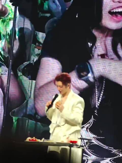 侯明昊成都演唱会，松弛自在情话连篇治愈夏夜