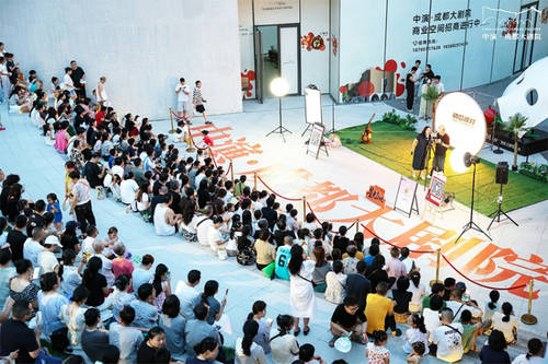 成都用露天公益演出 把幸福唱进市民生活
