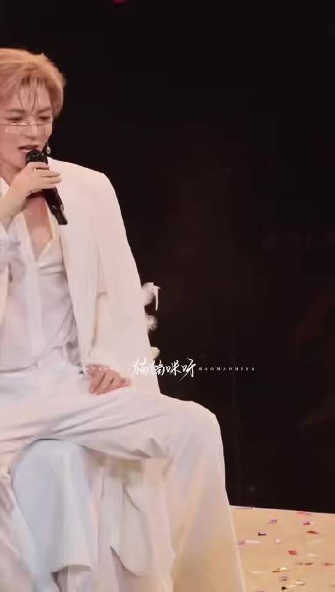 侯明昊成都演唱会单膝跪王子礼，温柔对视引观众沉浸