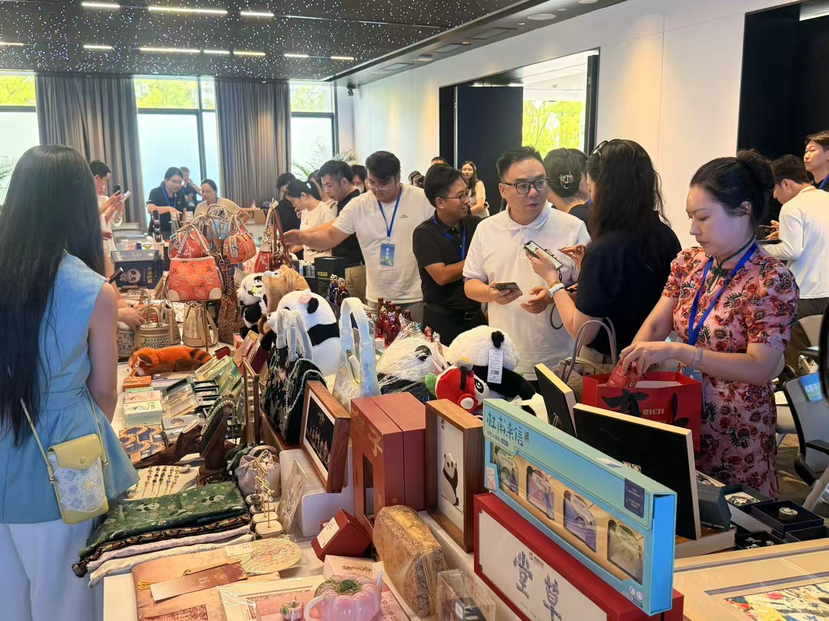 数智赋能搭平台蓉品好物拓市场“天府好物”出川出海成都礼物专场对接活动举行