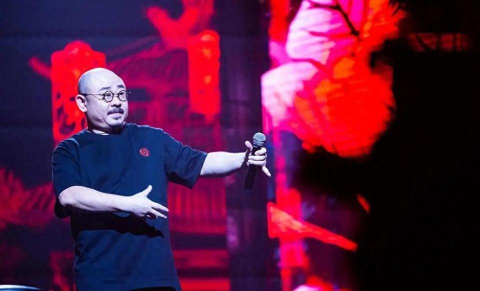 55岁刀郎现状：定居成都开公司，不开演唱会不带货，在幕后当老板 配图