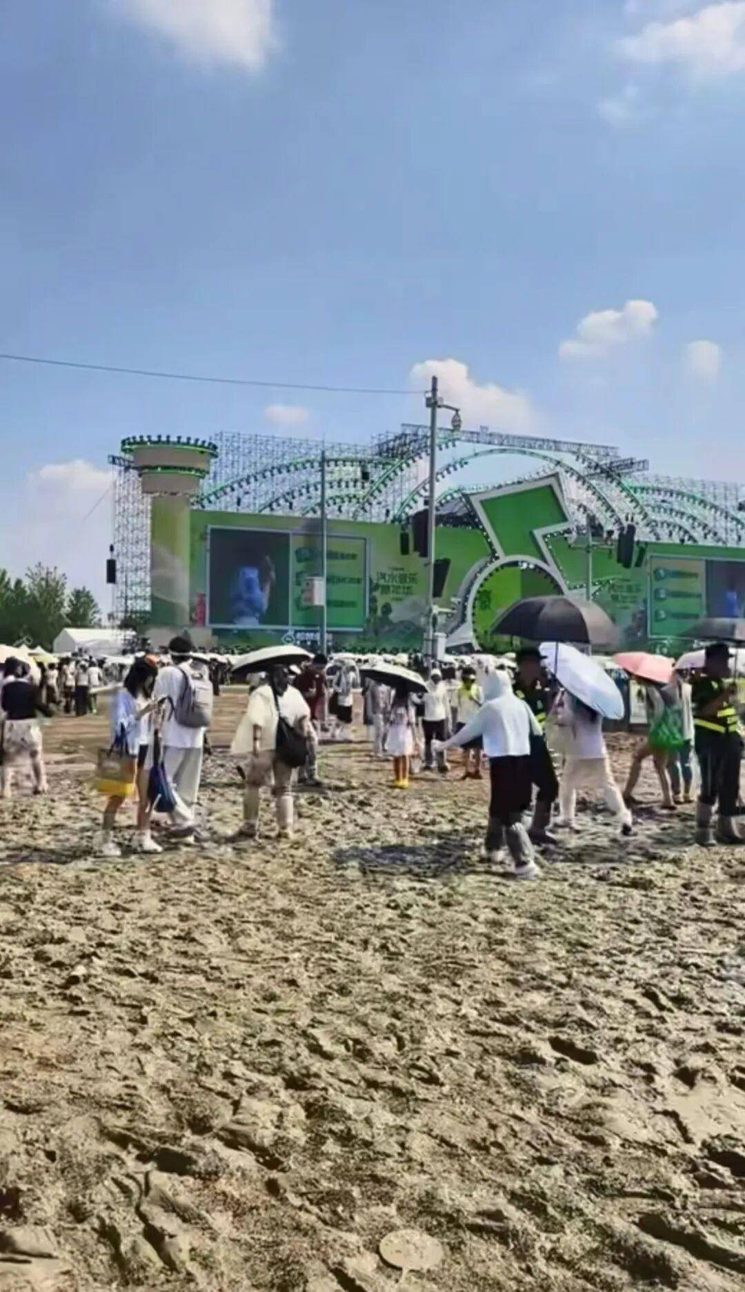 成都一音乐节现场泥泞有粪便气味，场馆方：系氨肥气味