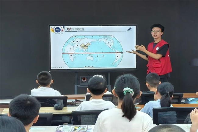 成都外国语学院青年志愿者协会打造陆港双语非遗特色育人课堂 配图