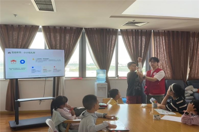 成都外国语学院青年志愿者协会打造陆港双语非遗特色育人课堂 配图