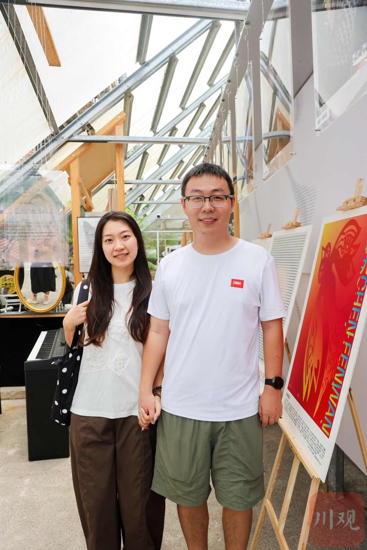“快闪”美术馆邂逅烟火街巷 成都双年展艺术家为社区居民拍专属肖像