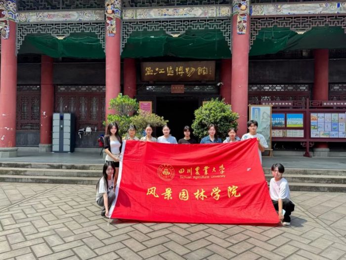 （四川经济网）川农大学子走进成都市温江区博物馆：于方寸展陈间寻访信仰足迹 配图