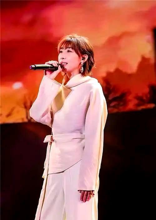 任素汐成都演唱会秀四川话 抵制黄牛高票价 配图