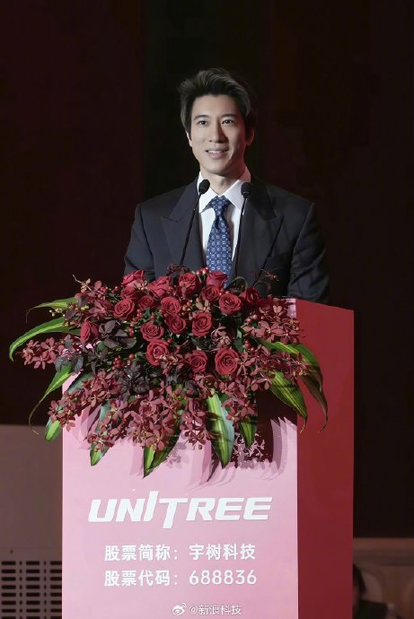 王力宏成都演唱会机器人伴舞出了什么Bug？ 配图