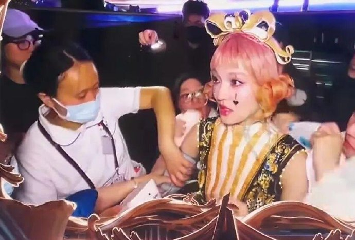 张韶涵的“木马”造型演出服重量有多少?|成都市_手机新浪网 配图