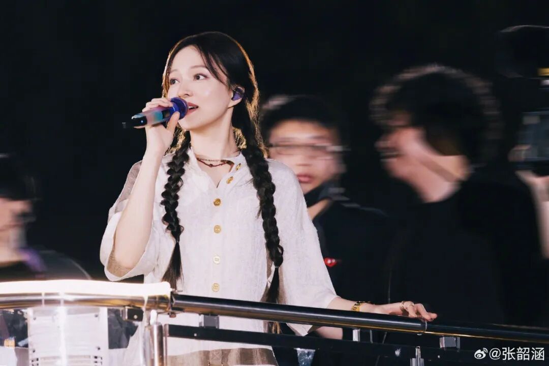 张韶涵成都演唱会因身体不适暂停，难受落泪，吸氧休息几分钟后重返舞台表演，向歌迷致歉：“别担心，不行的话会喊停” 配图