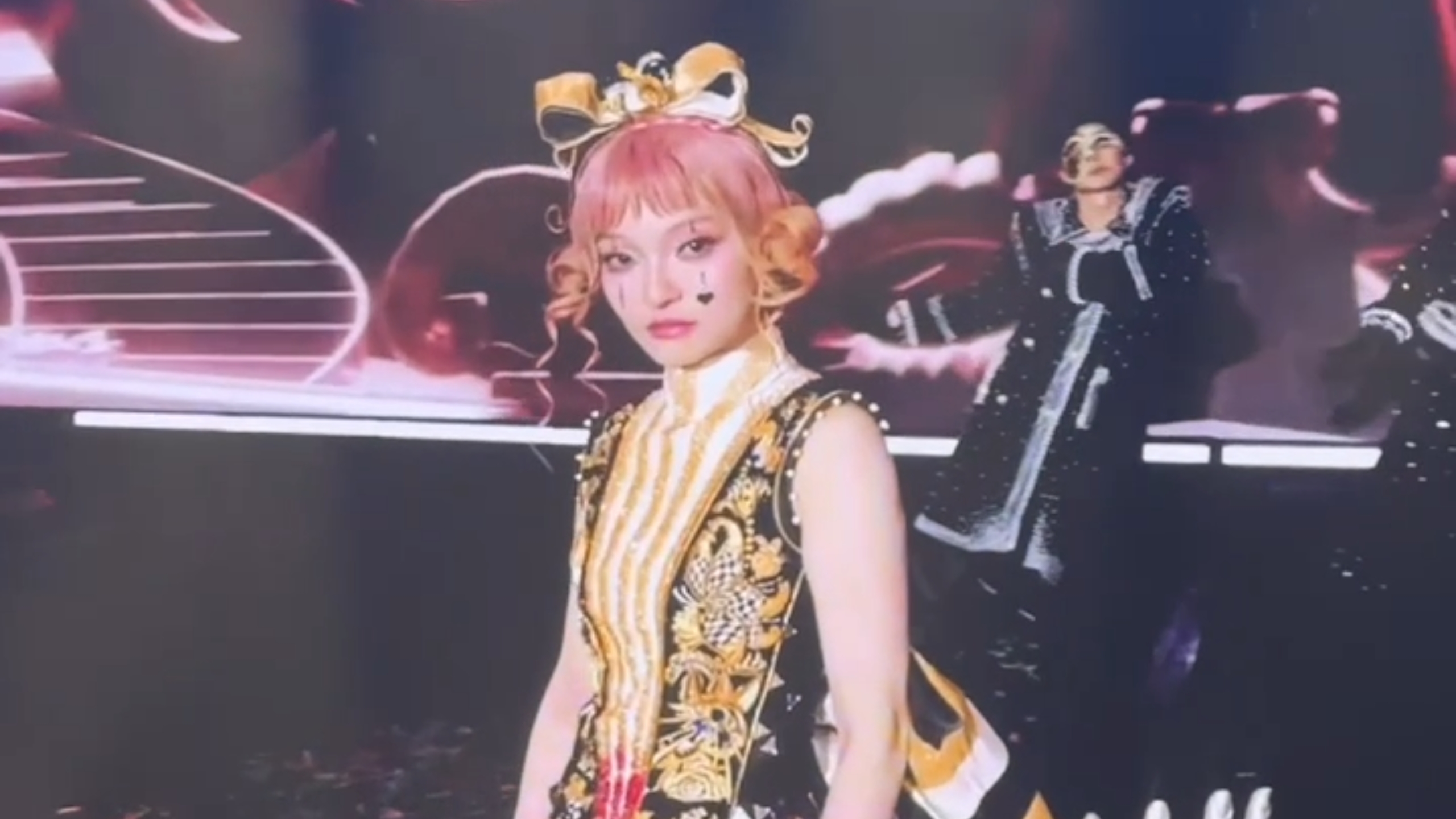 张韶涵成都演唱疑高温引不适台底急吸氧降温迅即继续演出- 东张+ 配图