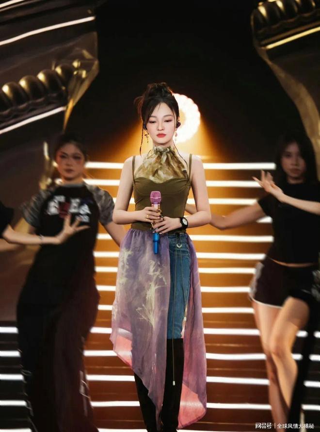 张韶涵成都演唱会中暑，中途吸氧，医护人员现场量血压降温！ 配图
