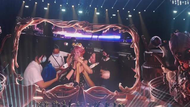 张韶涵成都演唱会突发不适，演唱会中途缺氧下场，一定要照顾好张韶涵呀！