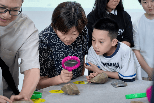成都广都博物馆开展史前考古科普活动 市民近距离探秘十万年古蜀文明 配图