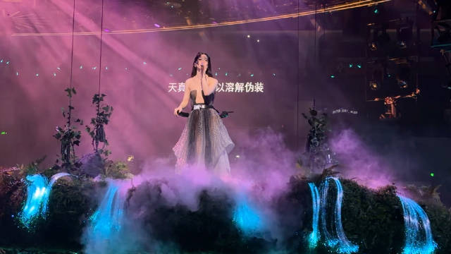 单依纯成都演唱会有飞岛，也是听到了在我眼前唱《分身》，美的美的！