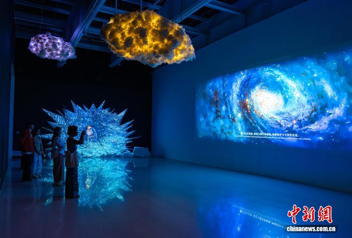 四川成都：民众沉浸式体验天文艺术展 配图