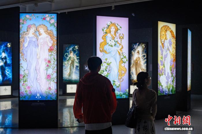 四川成都：民众沉浸式体验天文艺术展 配图