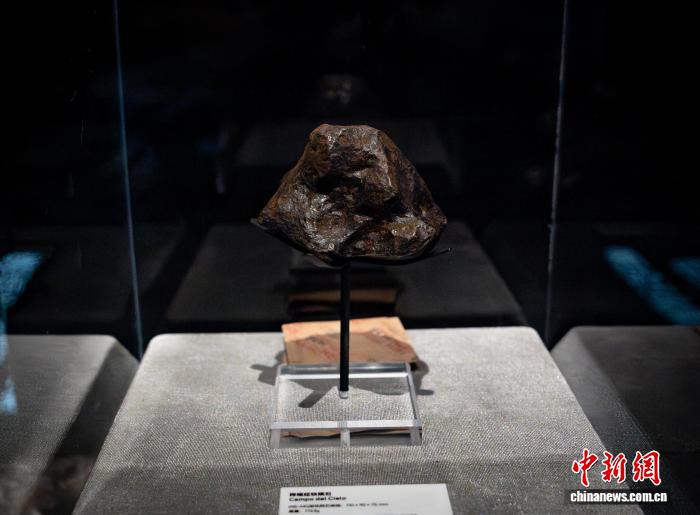 四川成都：民众沉浸式体验天文艺术展 配图