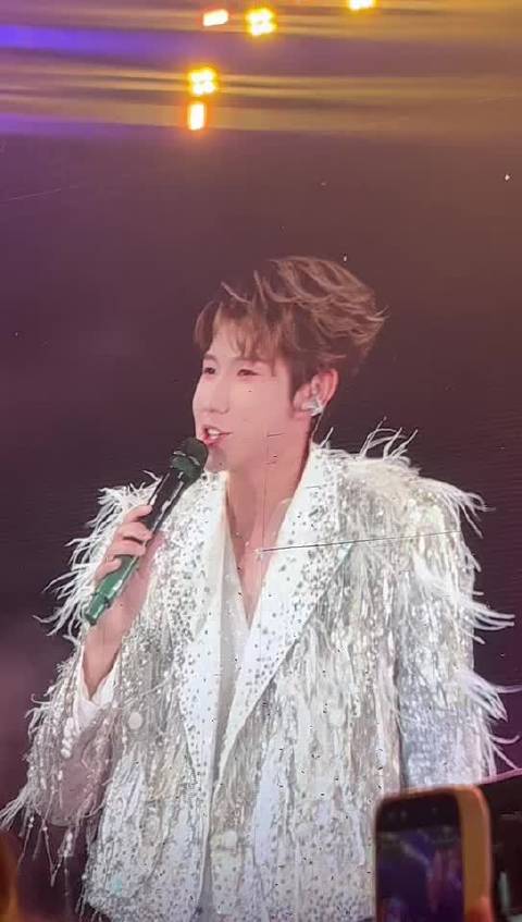 王源成都演唱会说：“以后不聊谐音梗了！”