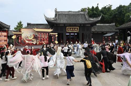 成都文旅新场景：古镇有戏，剧院有“票根”，老厂有生活