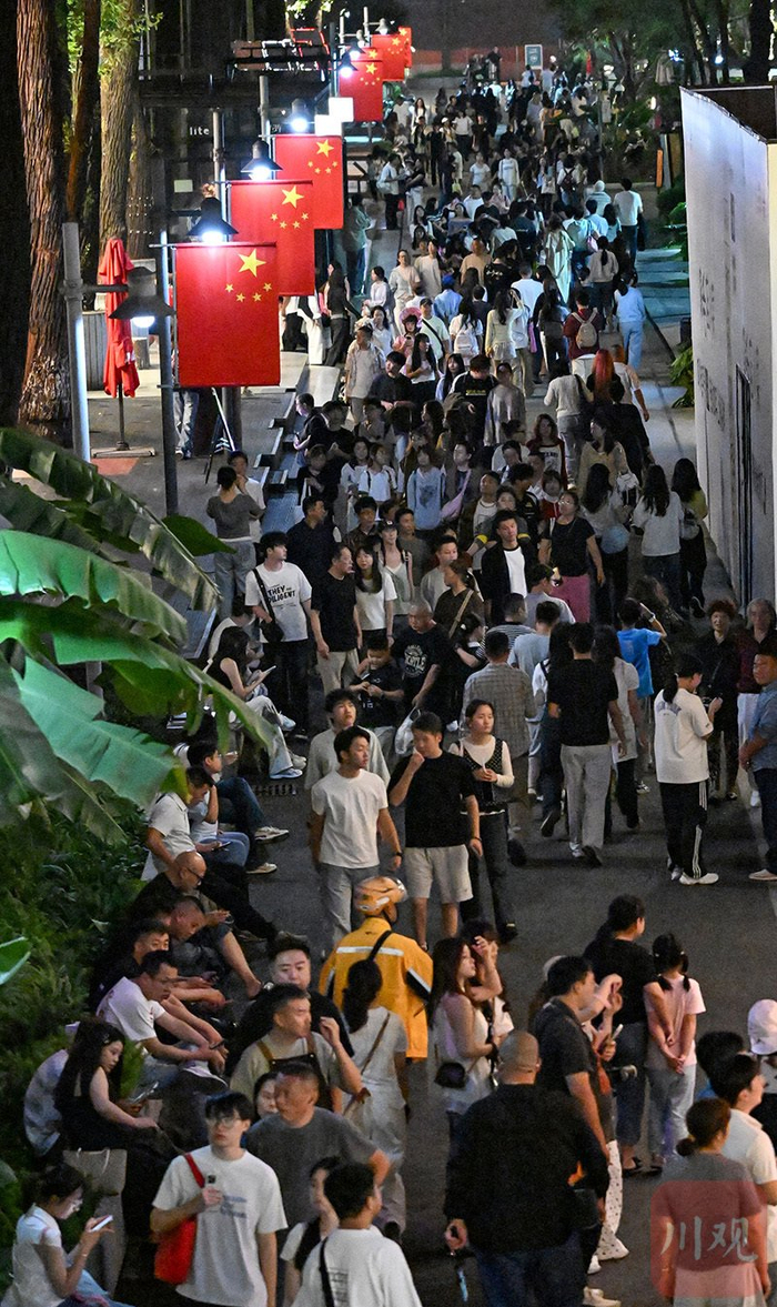 潮玩+光影+动漫，成都东郊记忆国庆假期人气拉满 配图