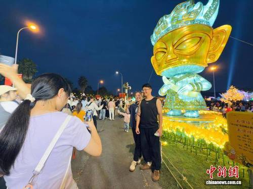 2026成都非遗灯会流光溢彩游人众 配图